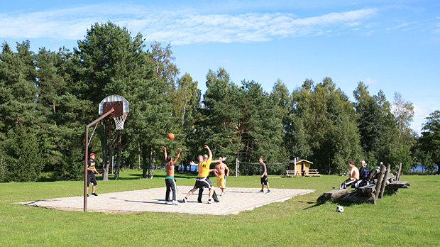 Ezermaļu basketbola laukums