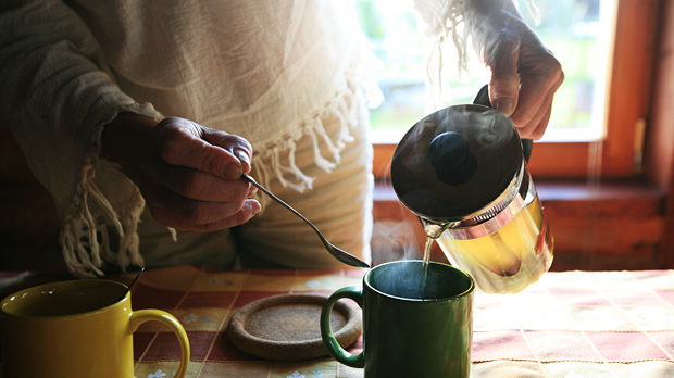 Zāļu tējas baudīšana pirms pirts rituāla
